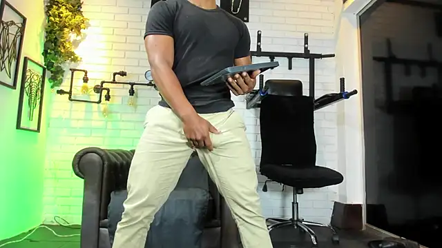 ItaloMoore online show from March 13, 11:40 am