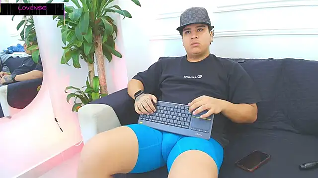 Snapshot of Naim_Bennetsex chatting on October 22, 8:56 pm Naim Bennetsex online show from October 22, 8:56 pm