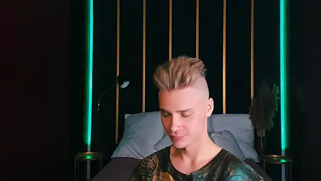 Snapshot of LawrenceMiles chatting on September 15, 10:49 am LawrenceMiles online show from September 15, 10:49 am