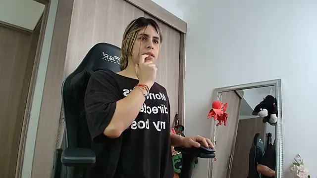 brunothompson3 online show from September 16, 2:29 pm