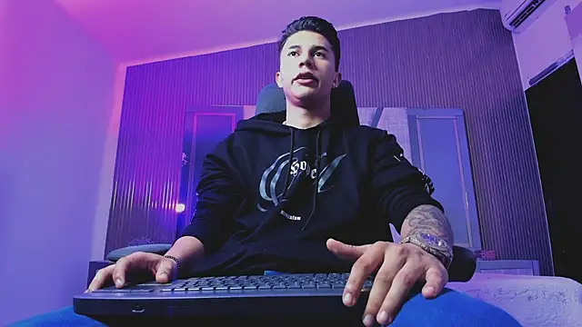 liaamsmiith  online show from September 25, 12:15 pm