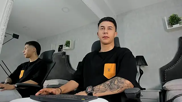 liaamsmiith  online show from October 4, 12:21 pm