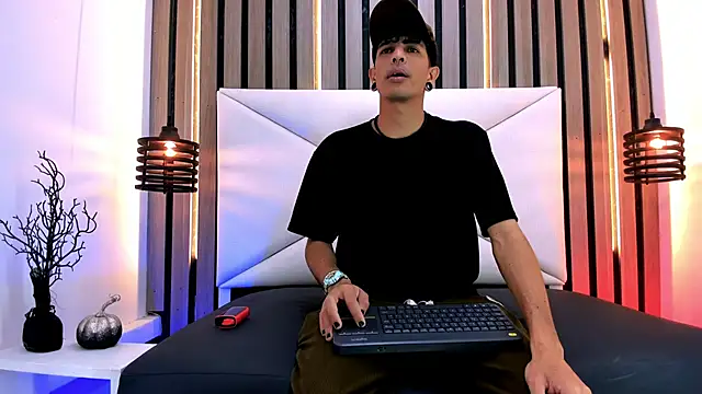 Snapshot of Franvill_Trato chatting on October 22, 6:43 pm Franvill Trato online show from October 22, 6:43 pm