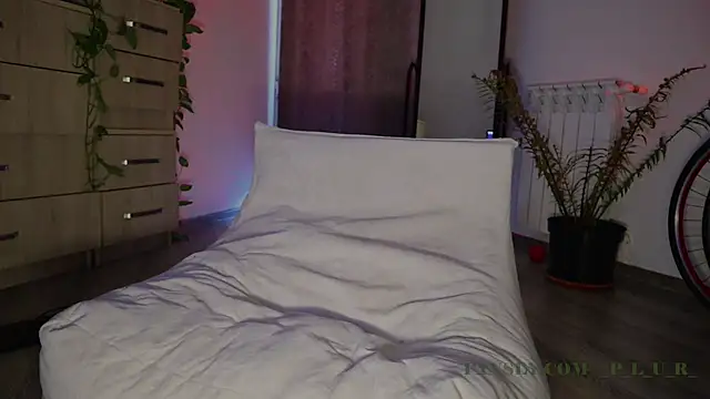  p l u r  online show from October 8, 4:06 am