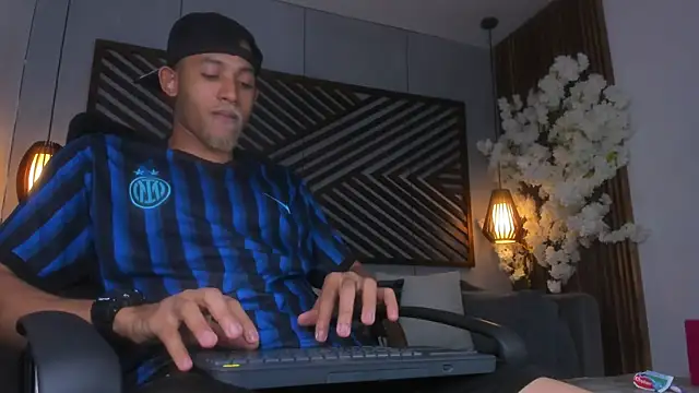 B Wild online show from October 28, 4:04 am