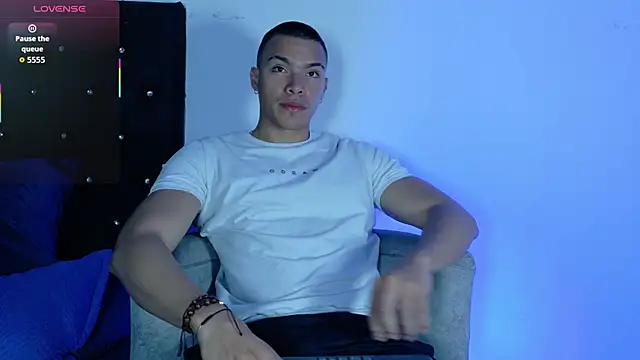 adriel escalante online show from April 14, 2:44 am