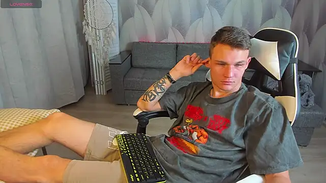 Snapshot of AdamGold01 chatting on October 22, 7:49 pm AdamGold01 online show from October 22, 7:49 pm