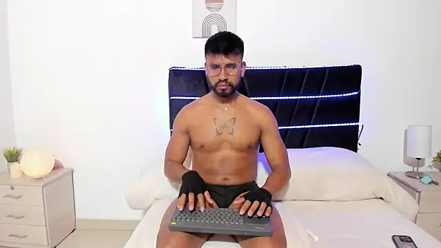 Taylormaccurdy  online show from November 6, 3:15 pm