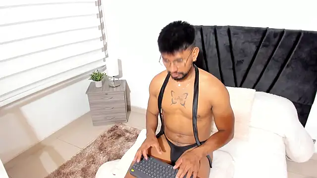 Taylormaccurdy  online show from October 9, 3:28 pm