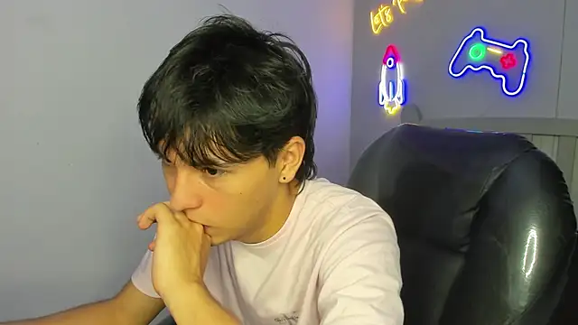 StiwenTwink online show from October 2, 3:05 pm