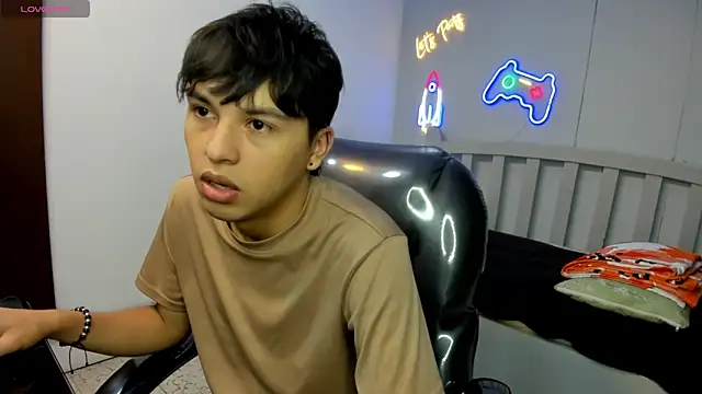 StiwenTwink online show from December 2, 12:30 pm