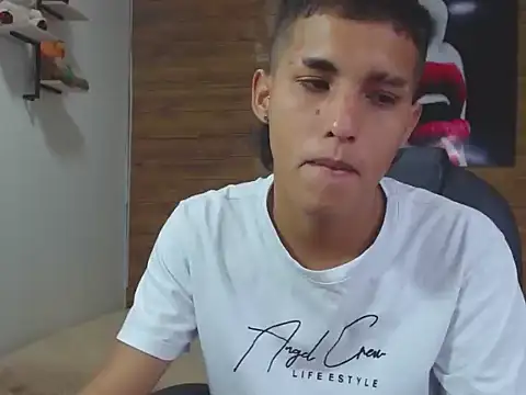 Snapshot of LiamBlack16 chatting on October 7, 2:32 pm LiamBlack16 online show from October 7, 2:32 pm