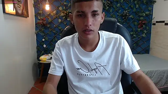 Snapshot of LiamBlack16 chatting on October 23, 12:19 pm LiamBlack16 online show from October 23, 12:19 pm