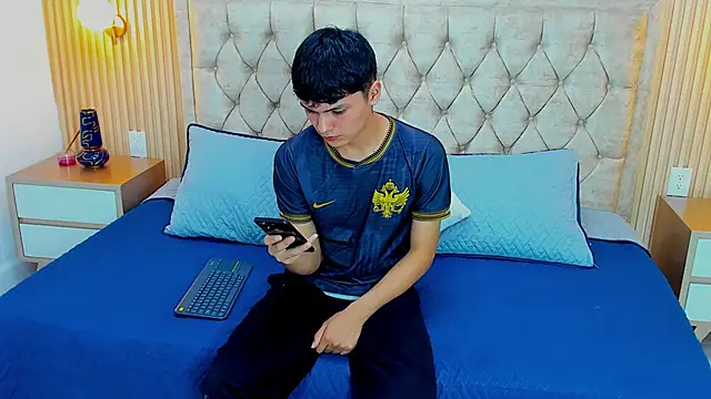 Maxii18  online show from January 9, 3:23 am