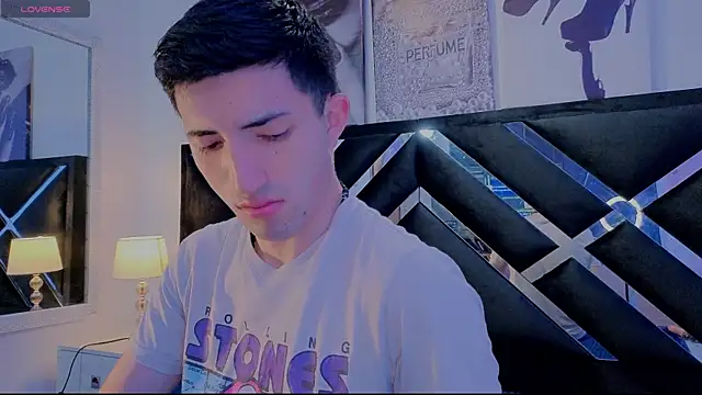 Un Sluttyy online show from April 9, 11:27 am