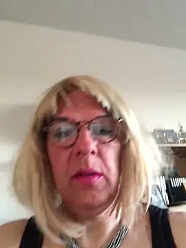 simone xdressing online show from April 29, 6:25 pm