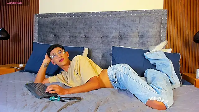 alan bless18 online show from November 24, 6:42 pm