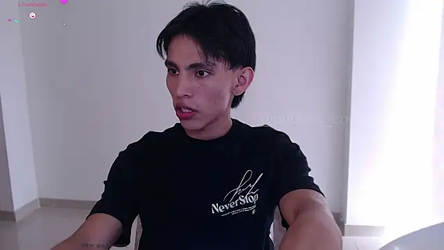 andrew courtzz online show from December 4, 8:27 pm