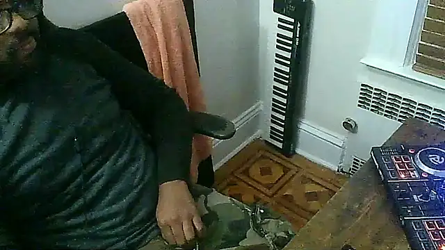 MrUnintentional online show from December 15, 7:44 pm