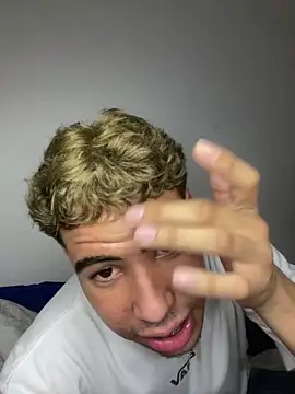 lzinho9153 online show from March 6, 9:45 pm