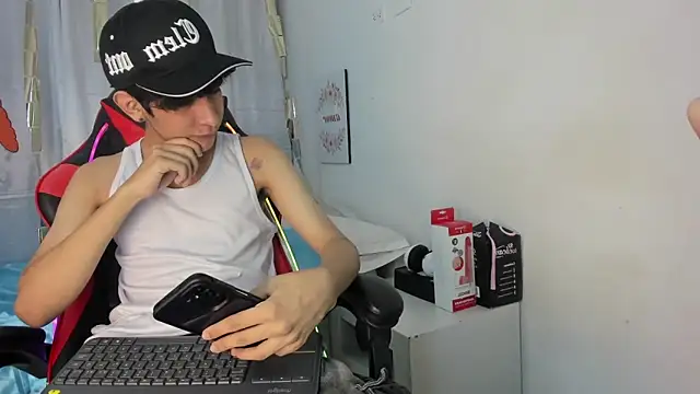 julian xx online show from April 7, 7:25 pm