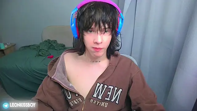 LeonBoykisser online show from June 24, 7:17 pm