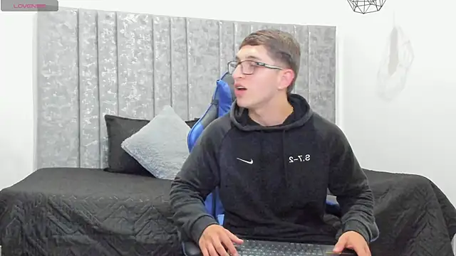 Calvin Hunter online show from April 9, 1:58 am