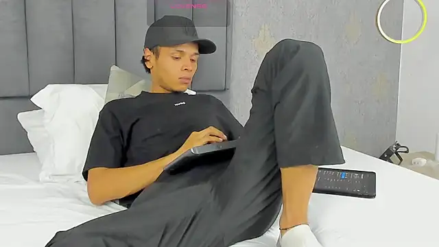 Alejandroo Montenegro online show from March 16, 2:40 am