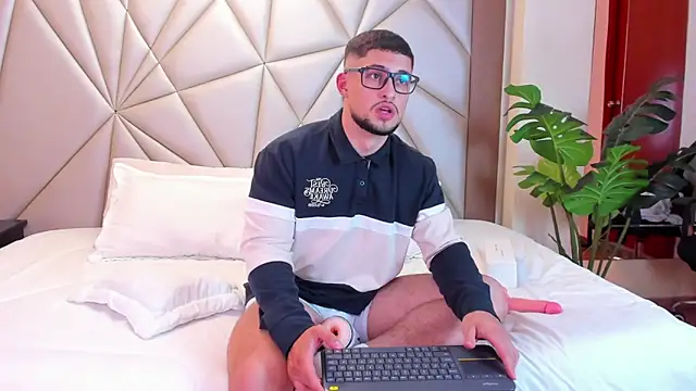 valenssio moretti online show from April 16, 8:53 pm