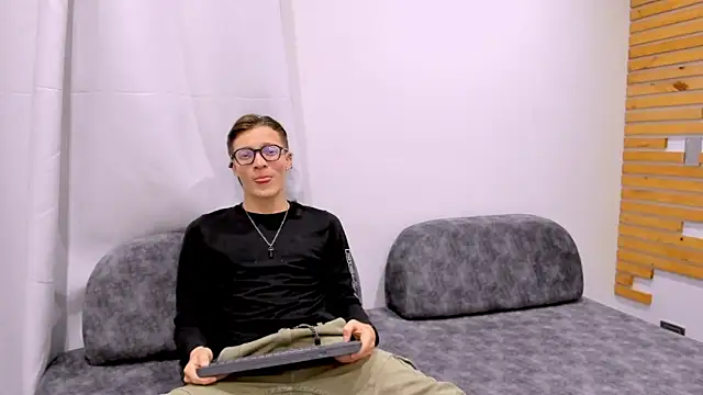 close friends online show from June 19, 6:02 pm