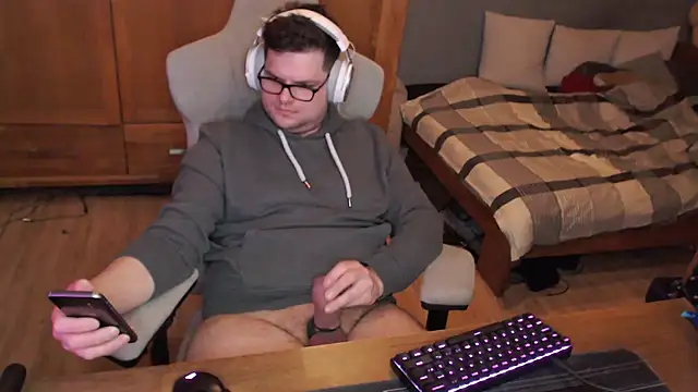 Whyteshadow4235 online show from February 17, 10:41 pm