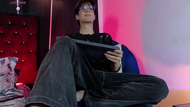 lui x dust online show from June 22, 7:51 pm