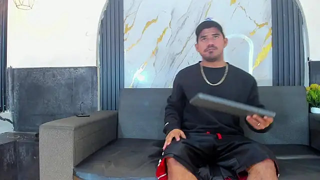 Latins on fire online show from April 19, 1:43 pm