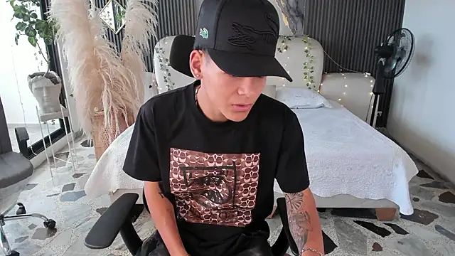 DylanRoyce  online show from March 5, 12:45 pm