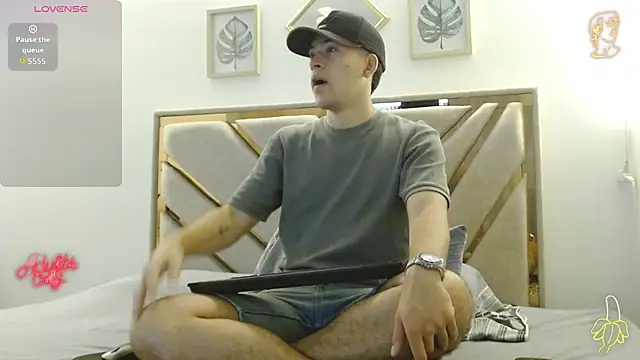 oliver   saint online show from April 2, 12:08 am