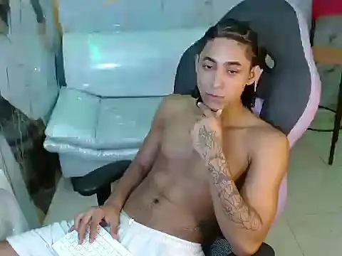 taylor bigdick18 online show from March 18, 1:52 am