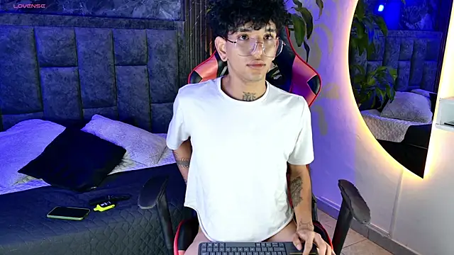 noah travis online show from April 11, 1:14 pm