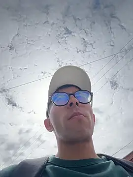 LeonBlazze online show from April 22, 2:33 pm