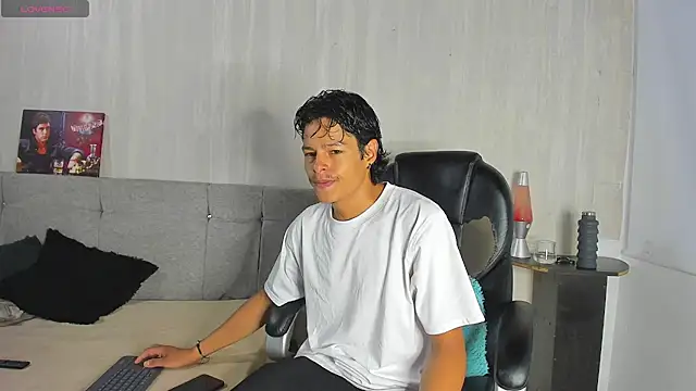 tommyhot7 online show from June 25, 8:35 pm