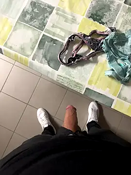 Snapshot of swissboy22 chatting on October 22, 1:59 pm swissboy22 online show from October 22, 1:59 pm