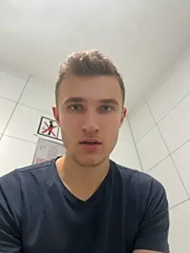 Jonass19 online show from August 4, 3:05 pm