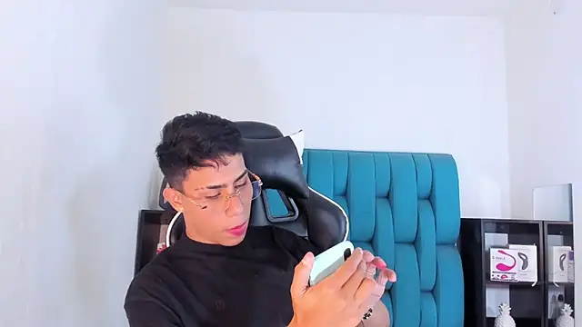 Snapshot of AlanNaughty chatting on February 19, 10:09 pm AlanNaughty online show from February 19, 10:09 pm