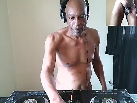 longdick4you8686 online show from April 4, 9:01 pm