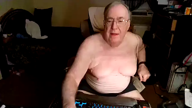 Snapshot of Toastir chatting on December 24, 2:10 am Toastir online show from December 24, 2:10 am