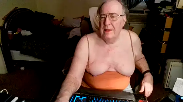 Snapshot of Toastir chatting on February 23, 9:03 pm Toastir online show from February 23, 9:03 pm