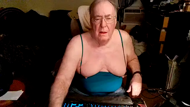 Snapshot of Toastir chatting on October 26, 12:01 am Toastir online show from October 26, 12:01 am