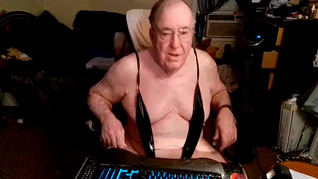 Snapshot of Toastir chatting on October 4, 4:23 pm Toastir online show from October 4, 4:23 pm