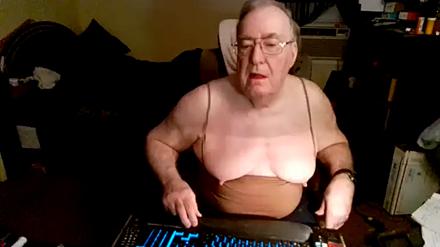 Snapshot of Toastir chatting on December 23, 2:39 pm Toastir online show from December 23, 2:39 pm