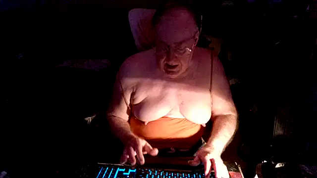 Snapshot of Toastir chatting on September 24, 5:00 pm Toastir online show from September 24, 5:00 pm