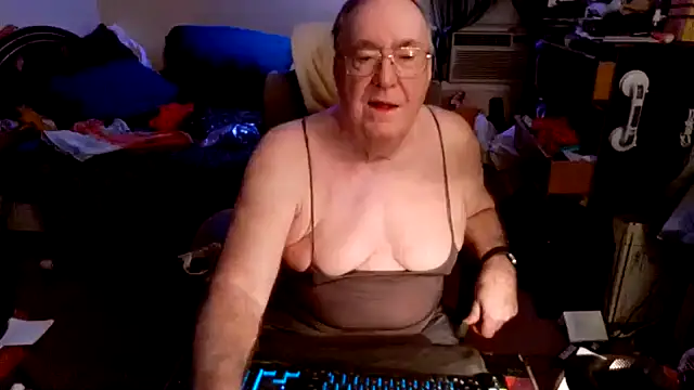 Snapshot of Toastir chatting on October 18, 2:33 pm Toastir online show from October 18, 2:33 pm